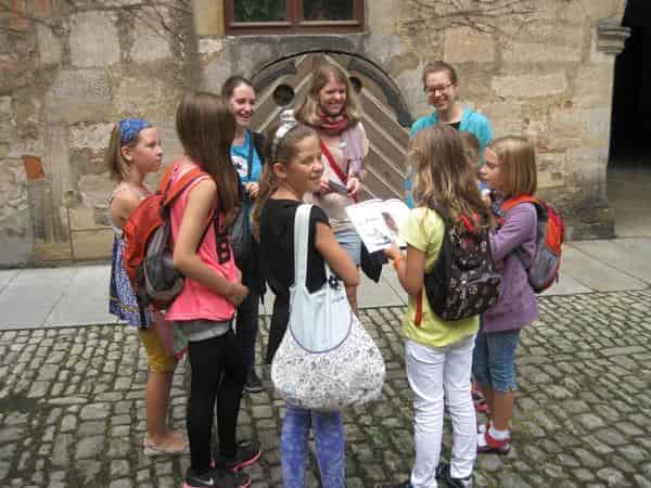 Der Kinderstadtführer „Die gestohlene Lanze“ begleitet Familien mit Rätselspaß und Geschichten rund ums Mittelalter durch Bambergs Altstadt